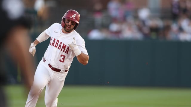 Alabama right fielder Evan Sleight (3).